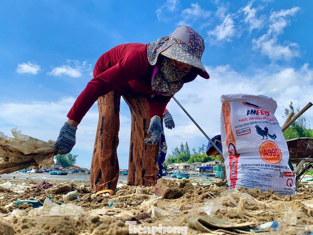 Nhiều người dân cũng tham gia dọn rác.