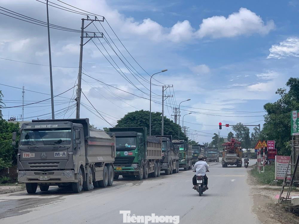 Khu Kinh tế Dung Quất (huyện Bình Sơn là địa bàn trọng điểm có nhiều dự án lớn đang triển khai xây dựng nên tình hình giao thông khá phức tạp.