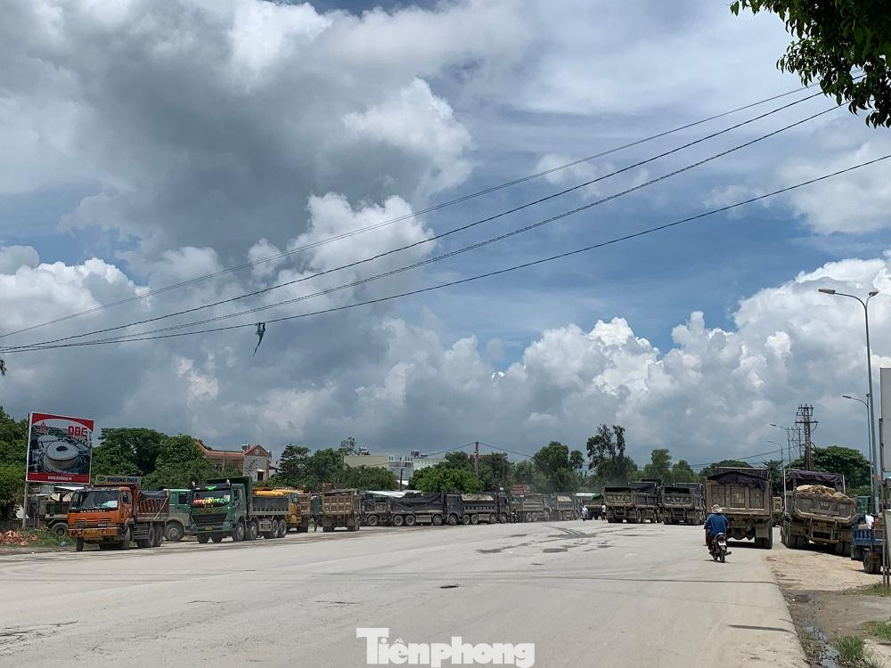 Người dân chặn các xe chở đất đá vào sáng 13/7.