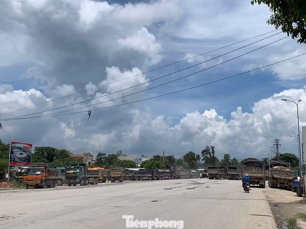 Người dân chặn các xe chở đất đá vào sáng 13/7.