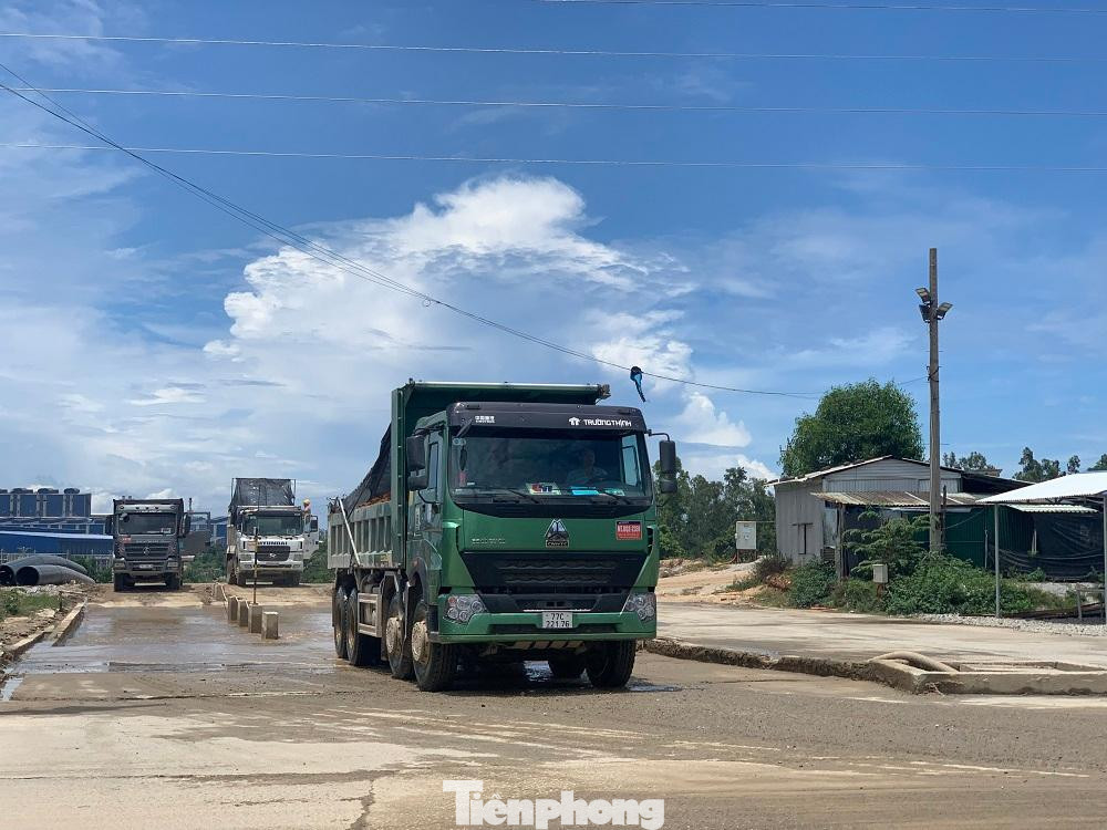 Đất đá được chở từ dự án mở rộng Nhà máy thép Hòa Phát ra tập kết bên ngoài.
