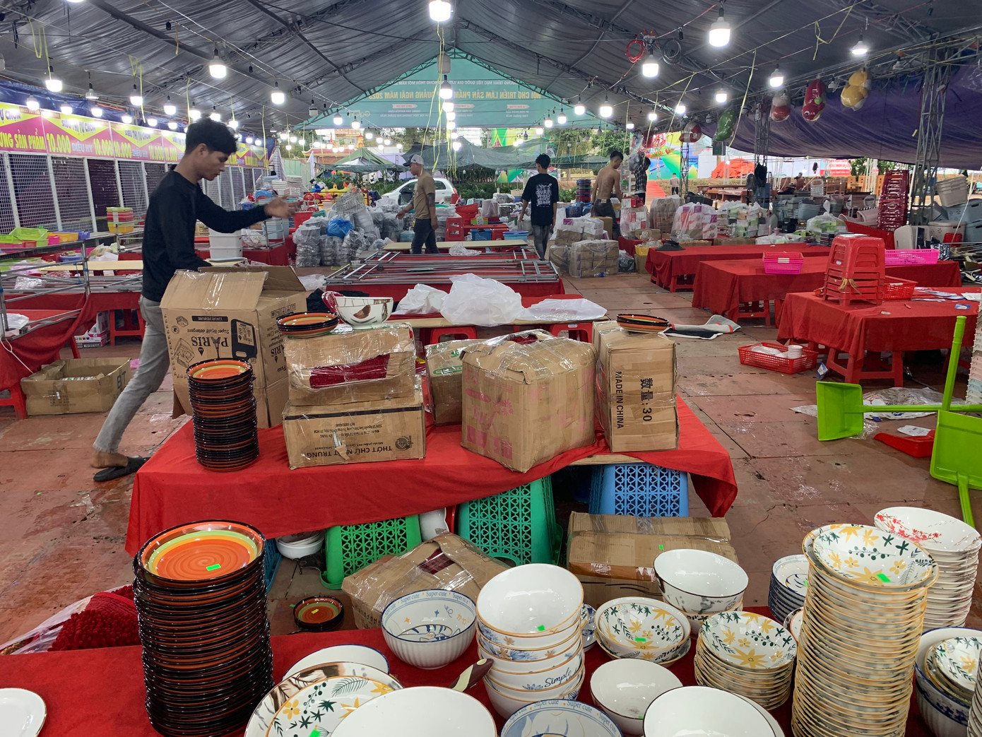 Nhiều doanh nghiệp cho hay, nếu Quảng Ngãi còn tổ chức hội chợ kiểu này họ sẽ không bao giờ tham gia nữa... Nhiều doanh nghiệp cho hay, nếu Quảng Ngãi còn tổ chức hội chợ kiểu này họ sẽ không bao giờ tham gia nữa...