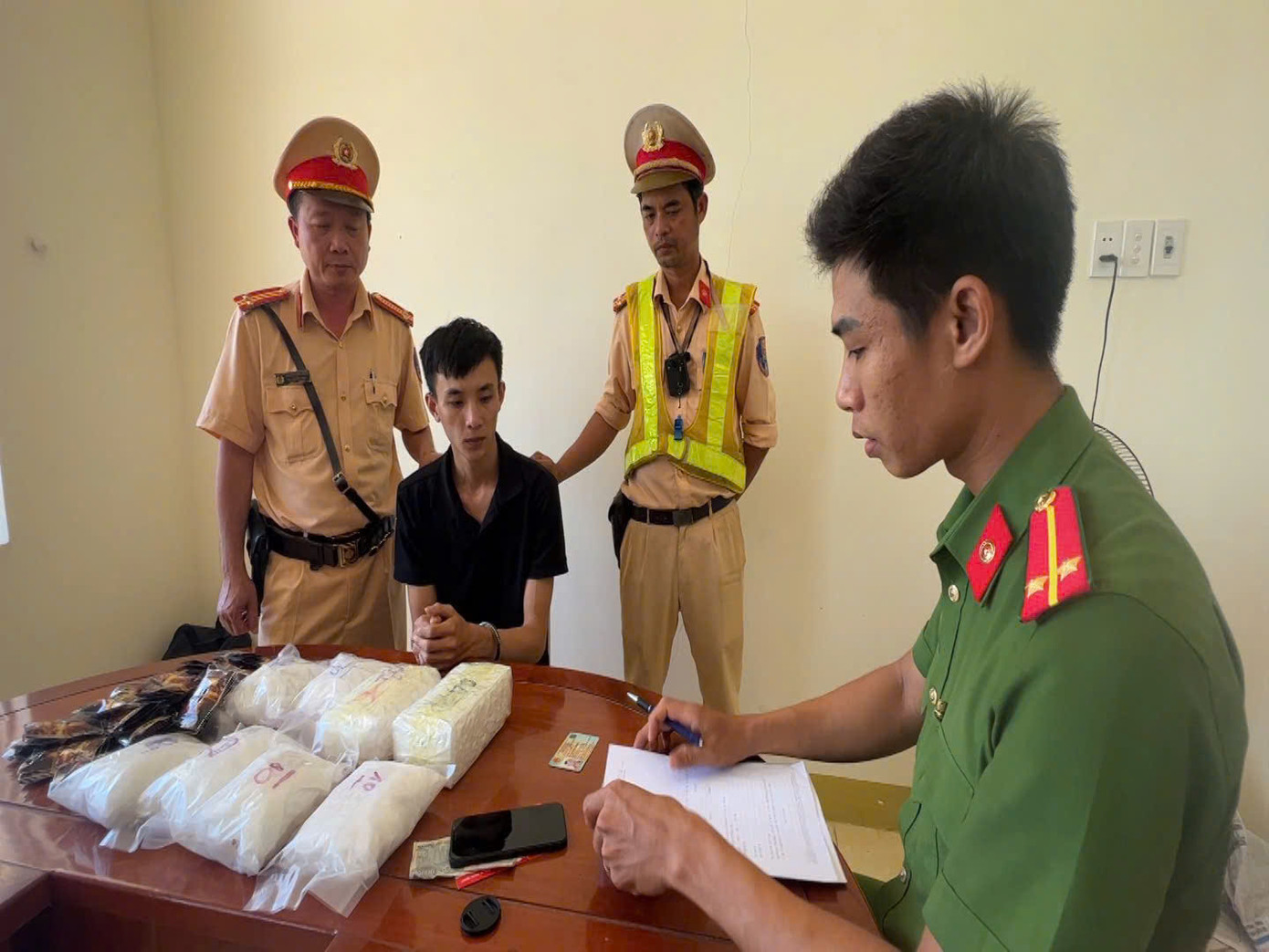 Đối tượng Trần Phước Dương cùng tang vật ma túy thu giữ. Đối tượng Trần Phước Dương cùng tang vật ma túy thu giữ.