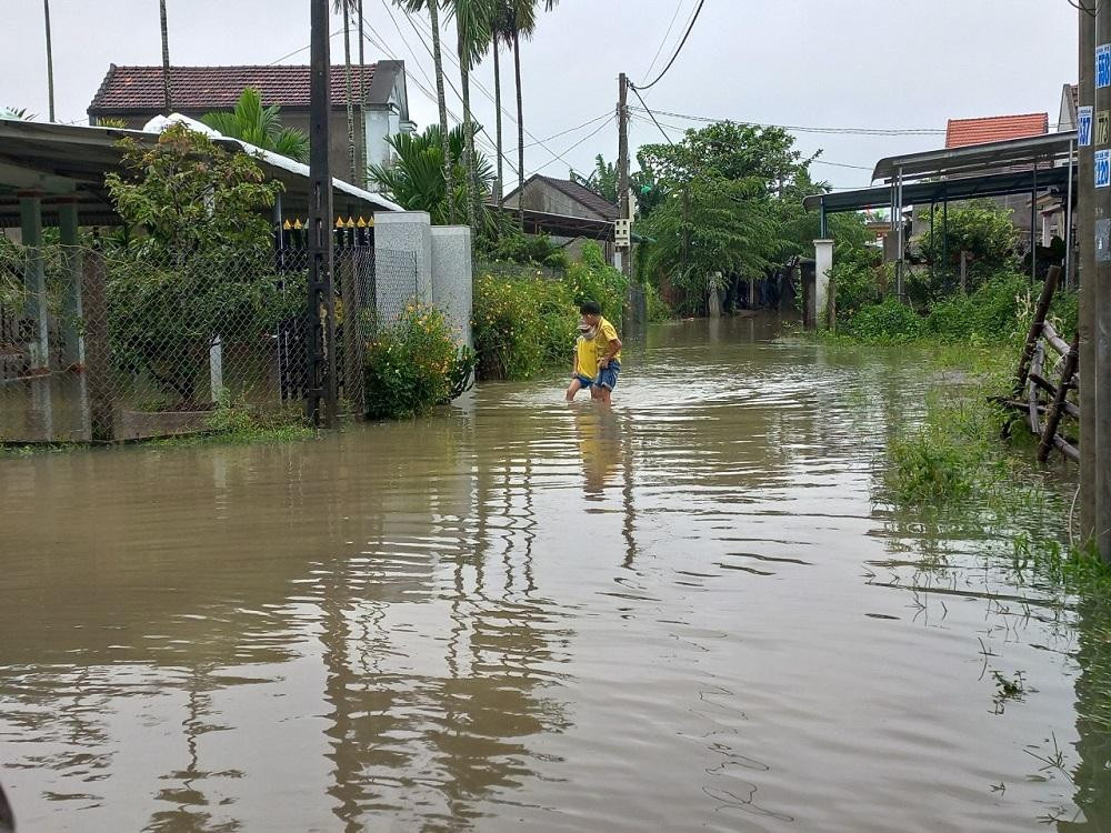 Theo thống kê sơ bộ, toàn tỉnh Quảng Ngãi có 1.995 nhà dân bị ngập lũ. Trong đó, huyện Nghĩa Hành bị ngập lụt nặng nhất với 1.882 nhà và thị xã Đức Phổ 113 nhà. Để đảm bảo an toàn tính mạng cho người dân, các địa phương tại tỉnh Quảng Ngãi đã tổ chức di dời, sơ tán 400 hộ với 1.094 khẩu trong vùng có bị ngập lụt và vùng nguy cơ sạt lở đất đến nơi an toàn.