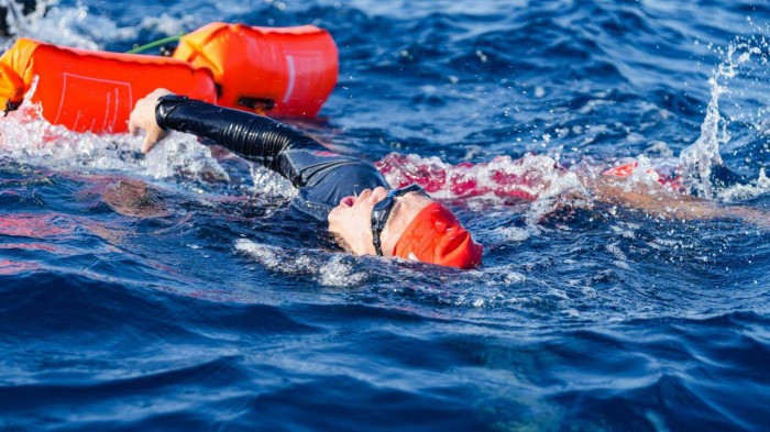 Lễ hội dù lượn và giải bơi vượt biển được tổ chức ở huyện đảo Lý Sơn.