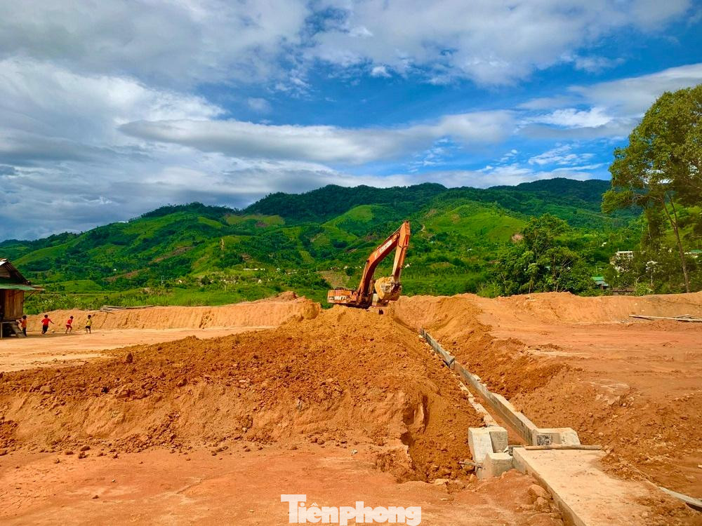 Hiện nay nhà thầu thi công đang huy động tổng lực nhân công, phương tiện để đẩy nhanh tiến độ thi công các hạng mục của dự án để sớm đưa người dân vào ở trước mùa mưa, bão 2022. Hiện nay nhà thầu thi công đang huy động tổng lực nhân công, phương tiện để đẩy nhanh tiến độ thi công các hạng mục của dự án để sớm đưa người dân vào ở trước mùa mưa, bão 2022.