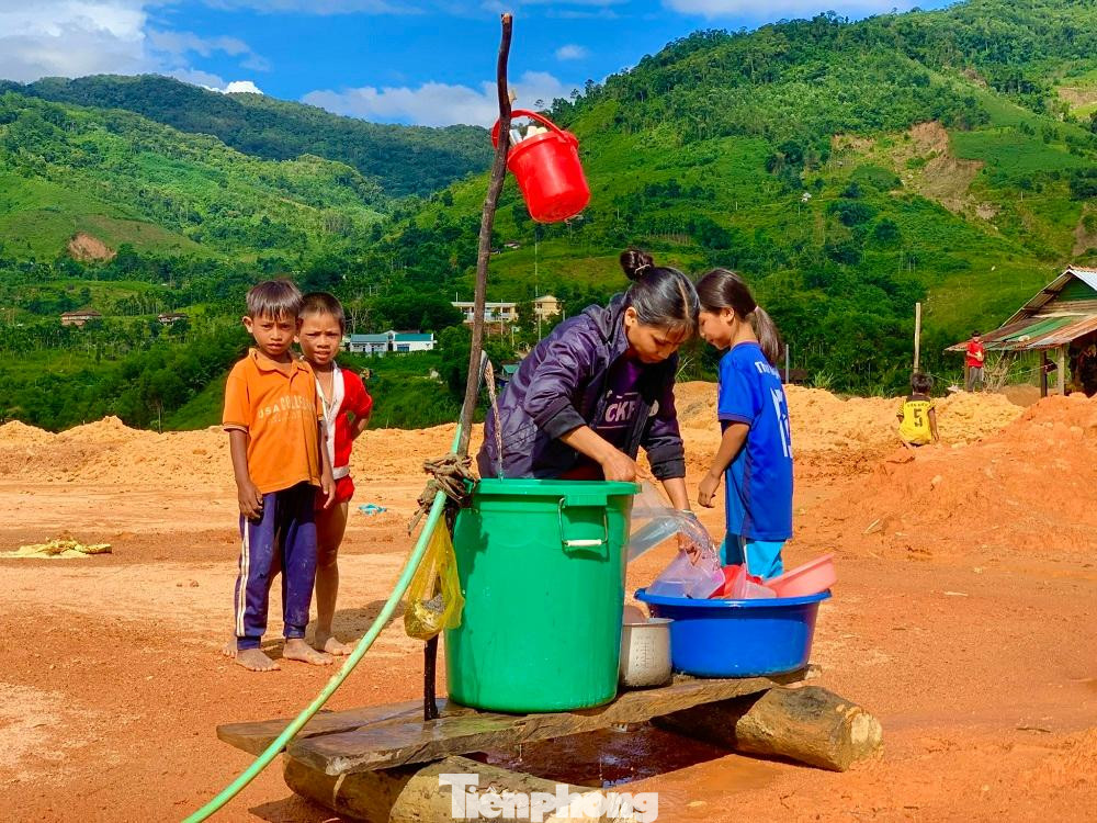 Người dân về nơi ở mới khu TĐC cư Sơn Long (huyện Sơn Tây, tỉnh Quảng Ngãi). Người dân về nơi ở mới khu TĐC cư Sơn Long (huyện Sơn Tây, tỉnh Quảng Ngãi).