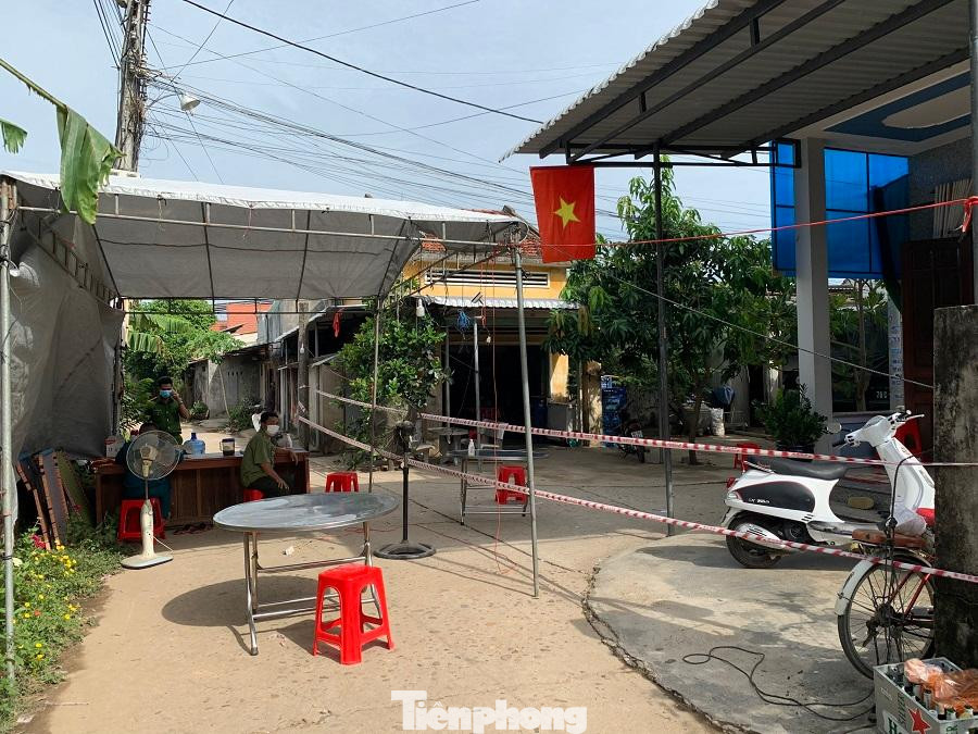 Hai gia đình có ca mắc COVID-19 ở thị trấn Sông Vệ, huyện Tư Nghĩa được ngành chức năng phong tỏa. Hai gia đình có ca mắc COVID-19 ở thị trấn Sông Vệ, huyện Tư Nghĩa được ngành chức năng phong tỏa.