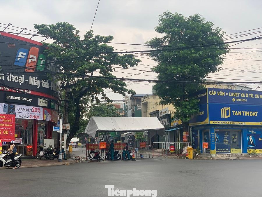 Khu vực phong toả ở phường Nghĩa Lộ, TP.Quảng Ngãi tiếp tục thực hiện Chỉ thị 16/CT-TTg. Ảnh: Nguyễn Ngọc Khu vực phong toả ở phường Nghĩa Lộ, TP.Quảng Ngãi tiếp tục thực hiện Chỉ thị 16/CT-TTg. Ảnh: Nguyễn Ngọc