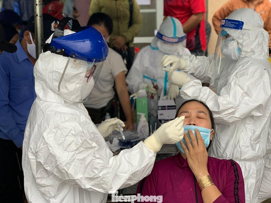 Trung tâm Kiểm soát Bệnh tật Quảng Ngãi (CDC) lấy mẫu xét nghiệm cho người dân ở chợ nông sản thực phẩm. Trung tâm Kiểm soát Bệnh tật Quảng Ngãi (CDC) lấy mẫu xét nghiệm cho người dân ở chợ nông sản thực phẩm.