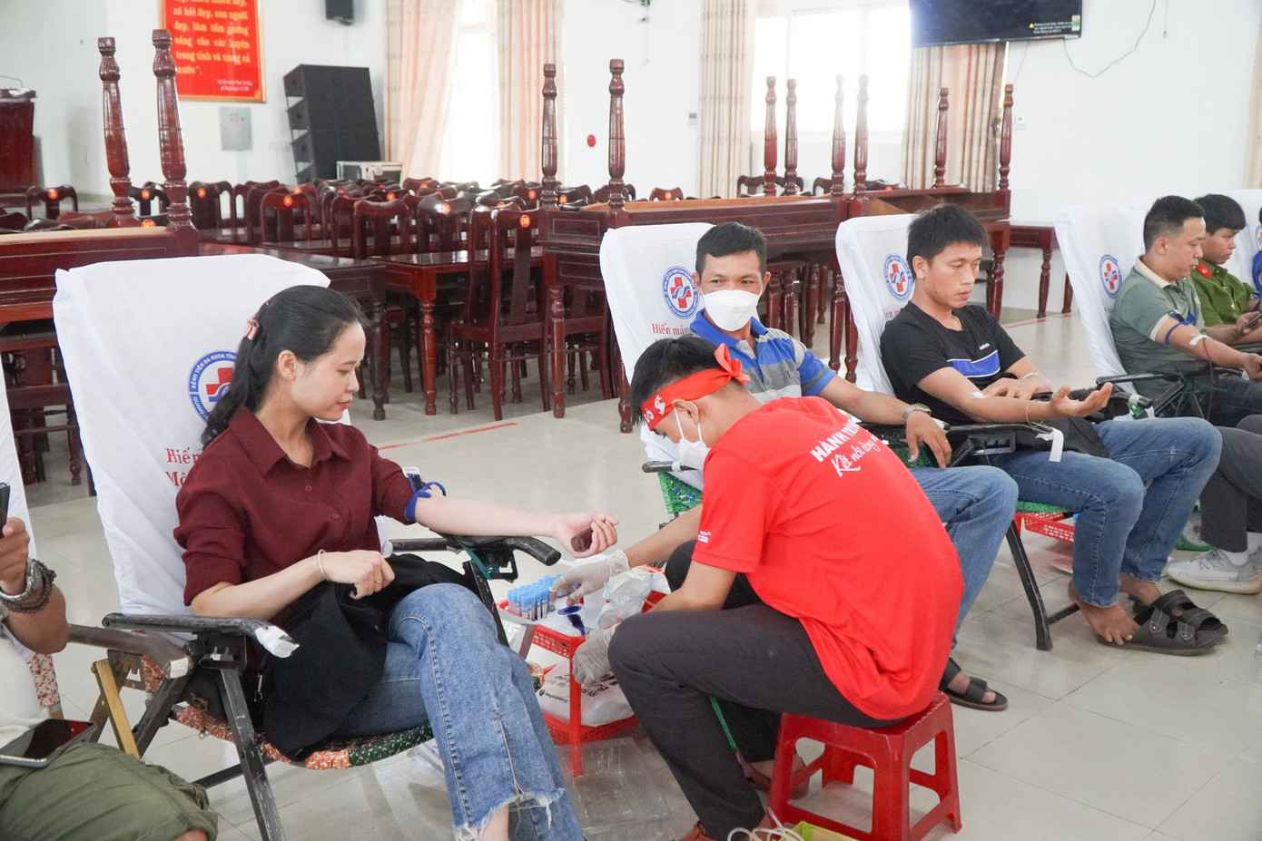 Đông đảo người dân đến tham gia hiến máu.