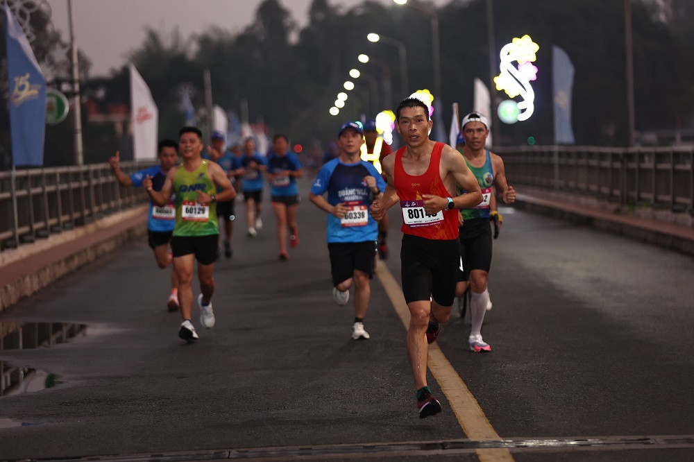 Các VĐV chạy qua cầu Trà Khúc.