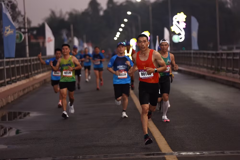 Các VĐV chạy qua cầu Trà Khúc.