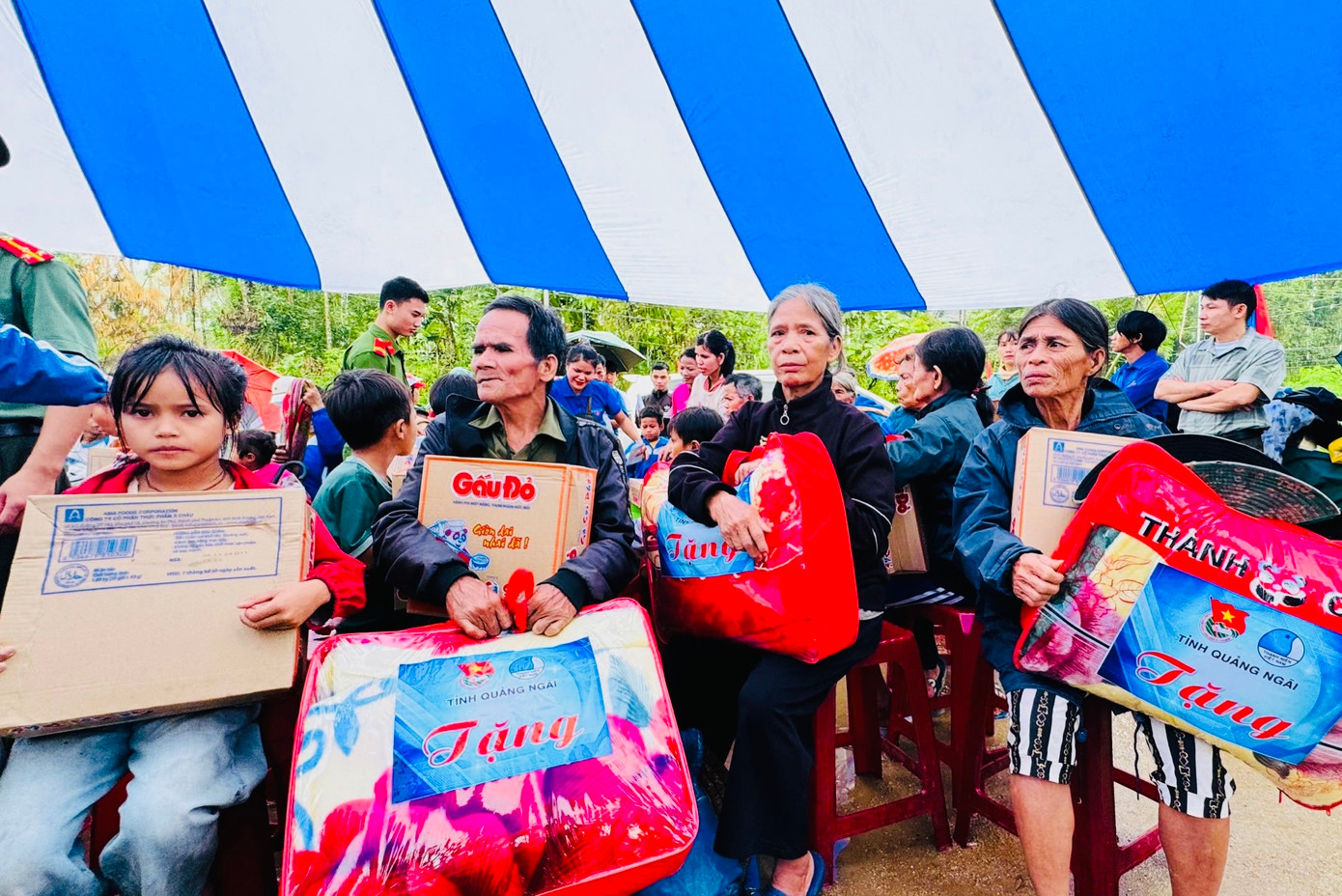 Nhiều hộ dân ở vùng cao sẽ không còn lạnh khi đông về. Nhiều hộ dân ở vùng cao sẽ không còn lạnh khi đông về.