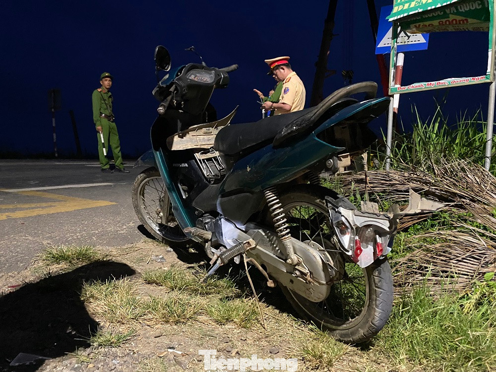 Phần đuôi xe máy bị vỡ rời khỏi thân xe sau khi va chạm với xe khách.