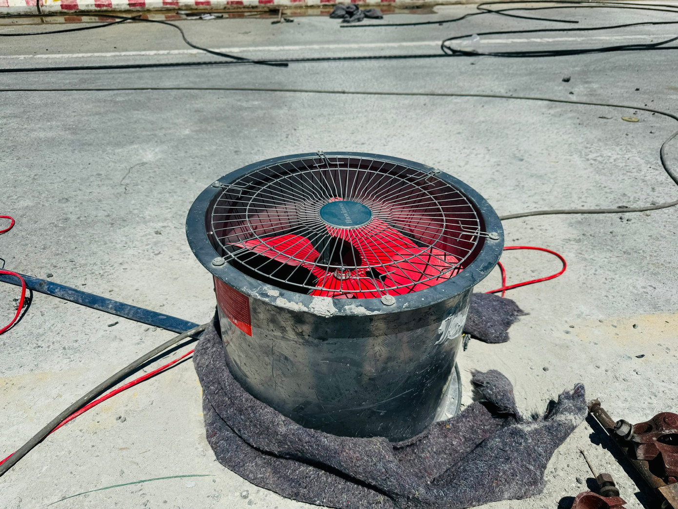 Để “giảm nhiệt” cho công nhân trong hộp dầm, nhà thầu bố trí nhiều quạt thông gió để làm mát không khí giúp công nhân làm việc thuận lợi.