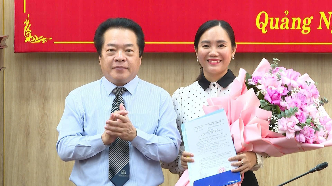 Trao Quyết định bổ nhiệm bà Hà Thị Lê Vân - Trưởng Phòng Kinh tế - Tổng hợp (Văn phòng UBND tỉnh) giữ chức vụ Phó Chánh Văn phòng UBND tỉnh Quảng Ngãi.