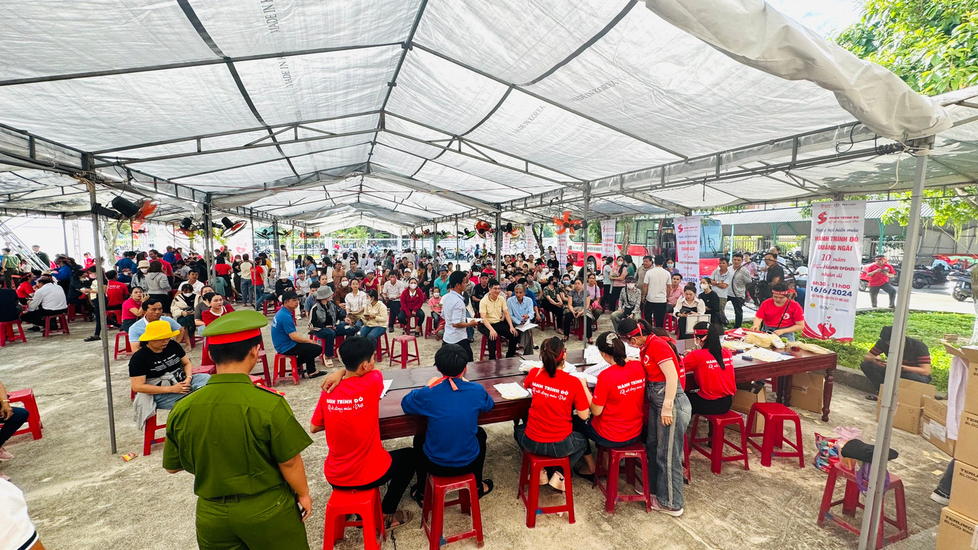 Đông đảo người dân đến tham gia hiến máu.