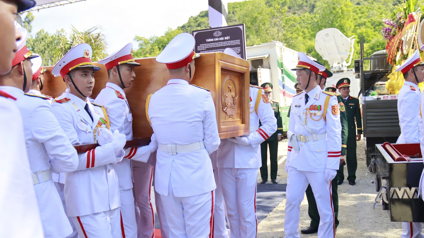 Đoàn nghi lễ tiến hành đưa linh cữu nguyên Chủ tịch nước Trần Đức Lương vào bên trong để thực hiện nghi lễ an táng.