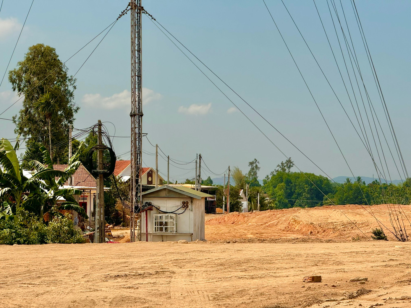 Vướng hạ tầng kỹ thuật gây ảnh hưởng quá trình thi công. Vướng hạ tầng kỹ thuật gây ảnh hưởng quá trình thi công.