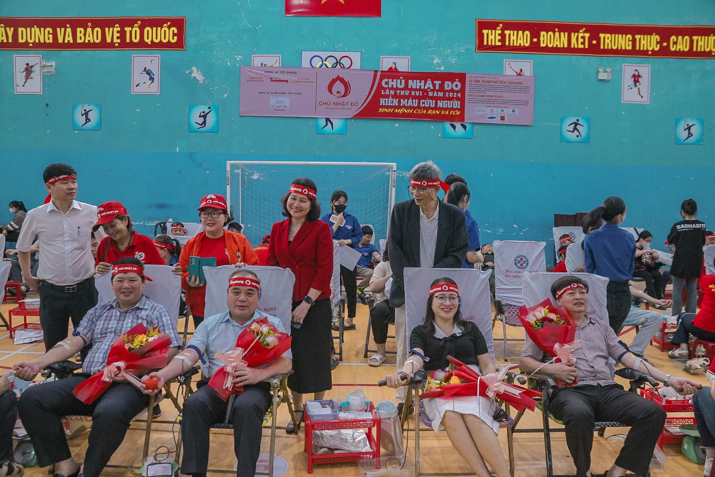 Đặc biệt, Phó Chủ tịch Thường trực HĐND tỉnh Nguyễn Cao Phúc - Phó Chủ tịch Thường trực UBND tỉnh-Trưởng ban BCĐ Vận động Hiến máu tình nguyện tỉnh Quảng Ngãi Trần Hoàng Tuấn, bà Hà Thị Anh Thư - Phó Trưởng Ban thường trực Ban Dân vận Tỉnh ủy cùng lãnh đạo các Sở, ngành đã tham gia hiến máu tình nguyện, với thể tích 350mL mỗi người.