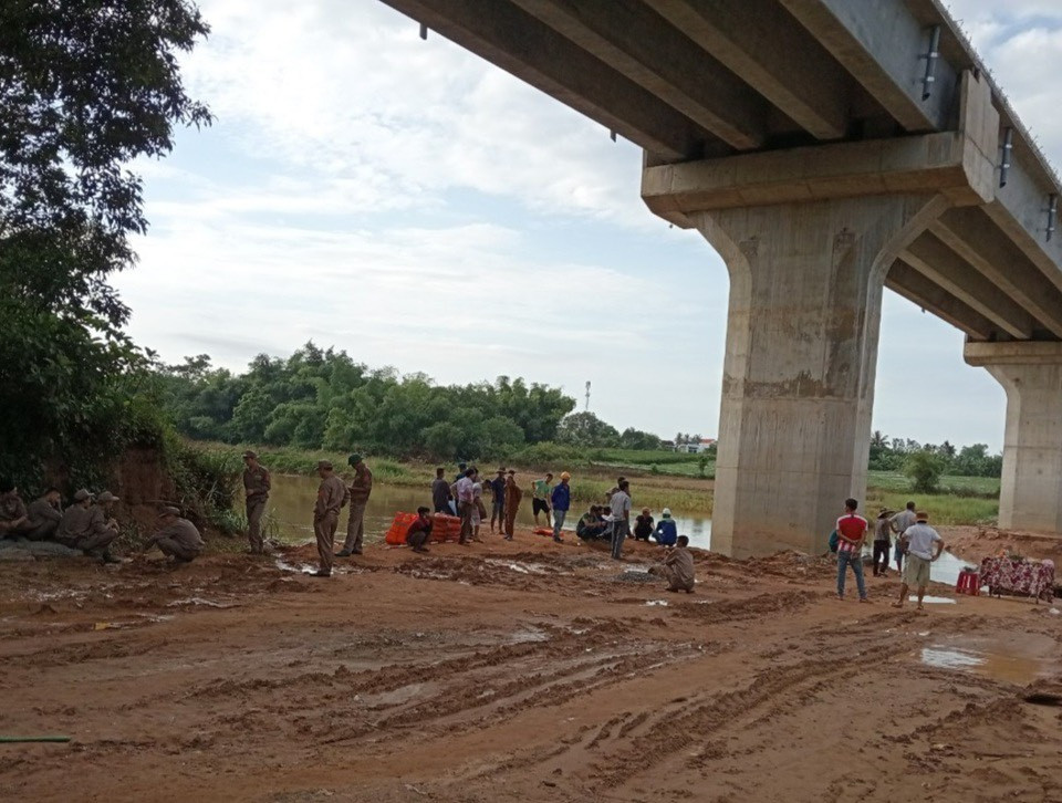 Hiện lực lượng chức năng đang nỗ lực tìm kiếm nạn nhân mất tích. Hiện lực lượng chức năng đang nỗ lực tìm kiếm nạn nhân mất tích.