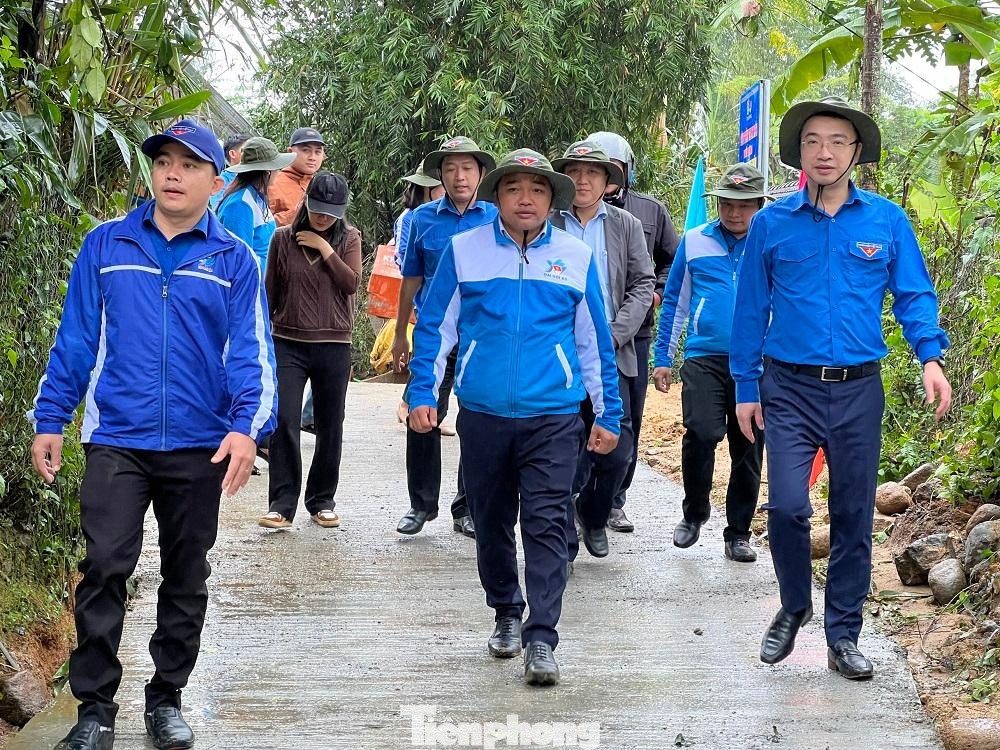 Bí thư TƯ Đoàn Nguyễn Tường Lâm tham quan tuyến đường "Bê tông nông thôn".