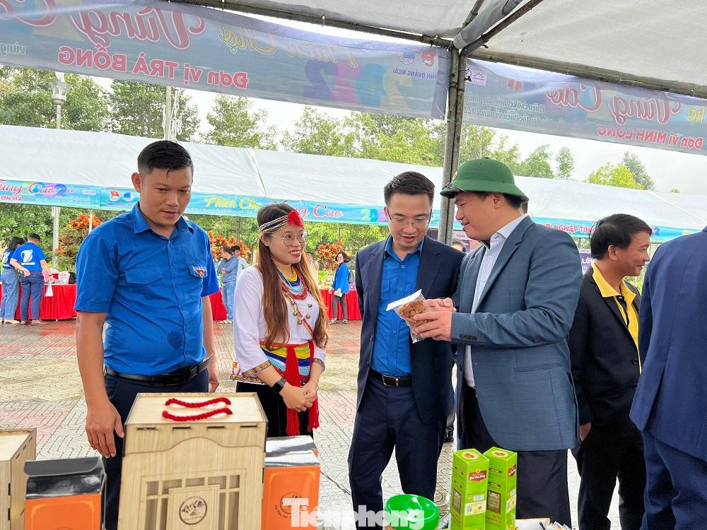 Tham quan phiên chợ kết nối sản phẩm tại vùng đồng bào dân tộc thiểu số.