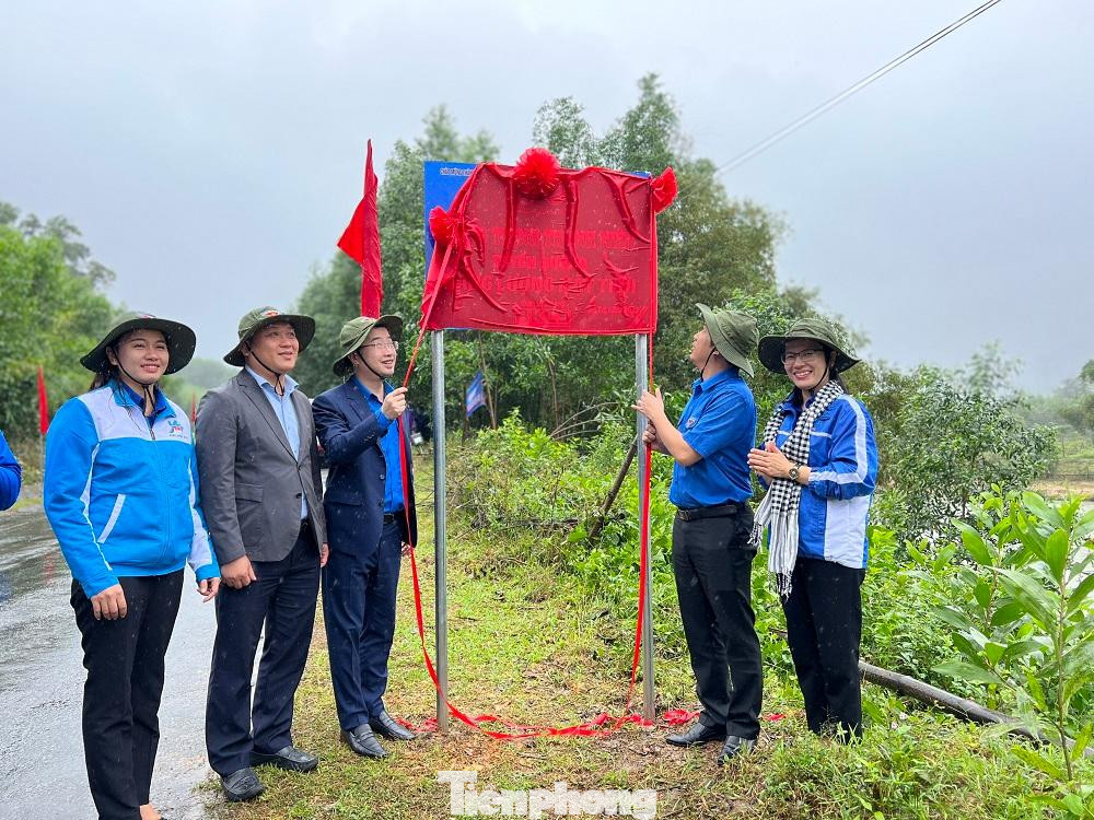 Trao tượng trưng hỗ trợ công trình điện năng lượng mặt trời với tổng trị giá 150 triệu đồng.