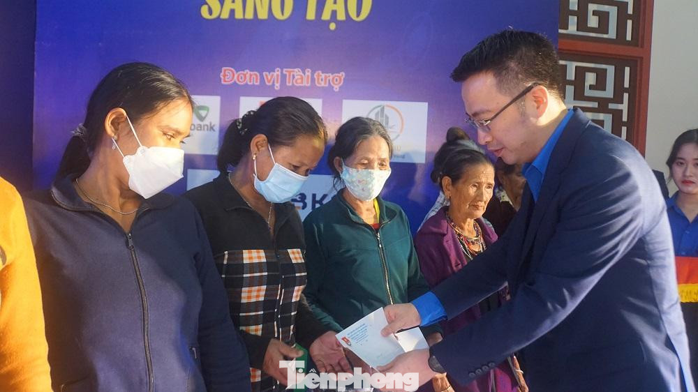 Anh Nguyễn Tường Lâm - Bí thư T.Ư đoàn tặng quà cho người dân có hoàn cảnh khó khăn.