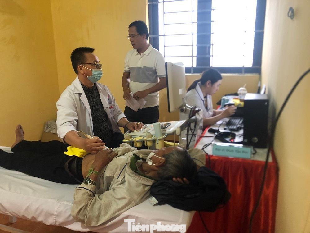 Khám chữa bệnh, cấp phát thuốc miễn phí cho người dân.