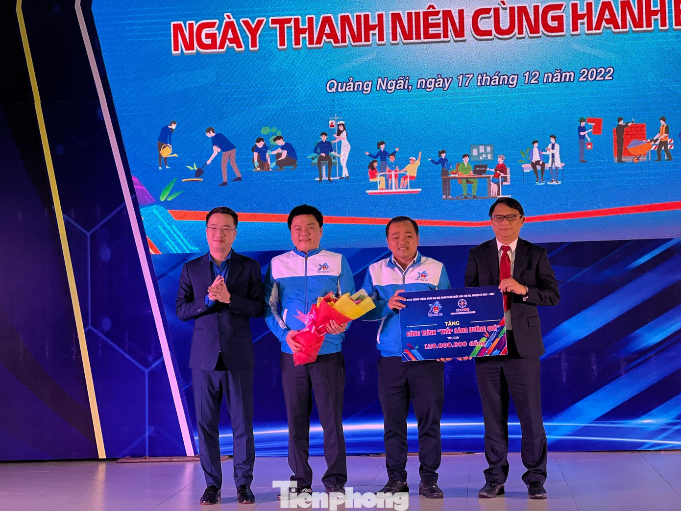 Trao tặng công trình "Tháp sáng đường quê" trị giá 120 triệu đồng.