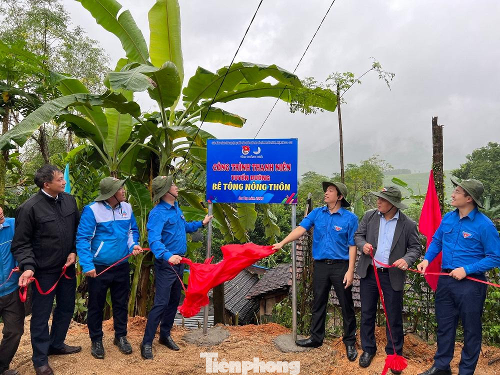Trao tặng công trình thanh niên tuyến đường "Bê tông nông thôn" ở xã Ba Vinh, huyện Ba Tơ, tỉnh Quảng Ngãi