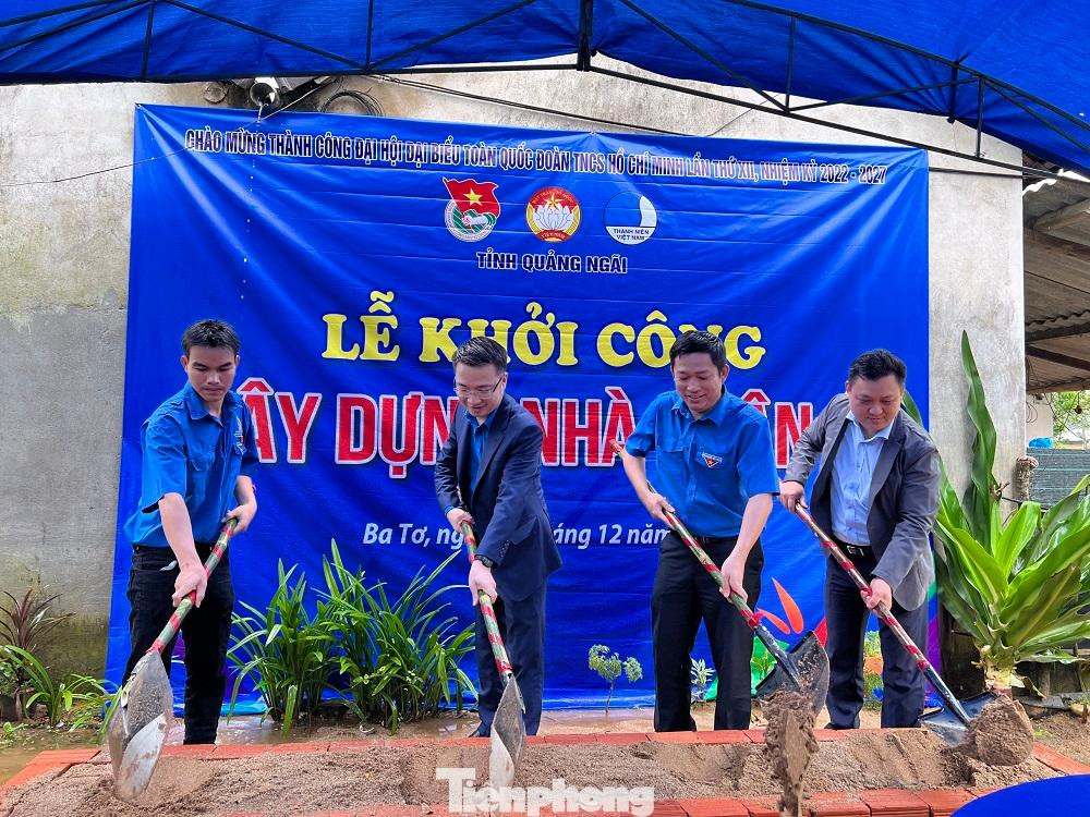 Trao tặng Nhà nhân ái cho hộ thanh niên nghèo.