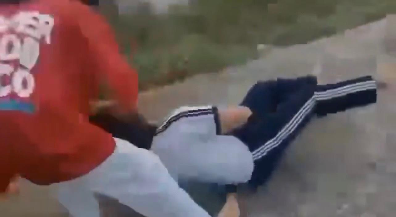 Trong quá trình đánh, nhóm nữ sinh này còn chụp tóc em Q. kéo lê trên đường và chửi bởi, nhục mạ, bắt em B.N.Q bò qua háng. Trong quá trình đánh, nhóm nữ sinh này còn chụp tóc em Q. kéo lê trên đường và chửi bởi, nhục mạ, bắt em B.N.Q bò qua háng.