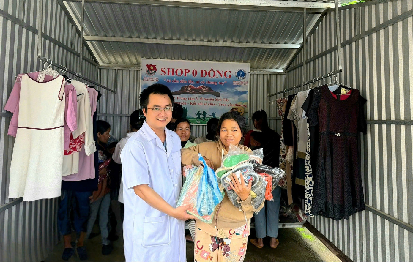 Bác sĩ Trung tâm Y tế Sơn Tây trao nhu yếu phẩm, vật dụng thiết yếu cho người nhà bệnh nhân tại gian hàng "0 đồng". Bác sĩ Trung tâm Y tế Sơn Tây trao nhu yếu phẩm, vật dụng thiết yếu cho người nhà bệnh nhân tại gian hàng "0 đồng".