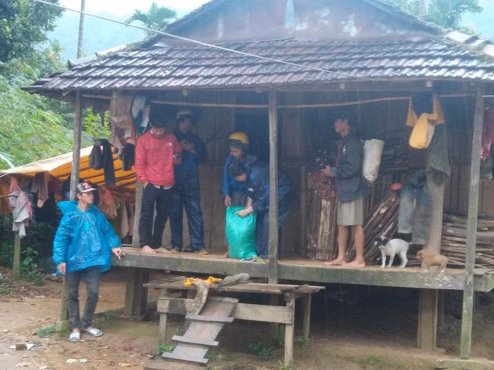 Tại các huyện miền núi Quảng Ngãi công tác di dời sơ tán người dân cũng đang được gấp rút. Tại các huyện miền núi Quảng Ngãi công tác di dời sơ tán người dân cũng đang được gấp rút.
