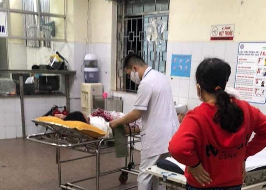 Bệnh nhân Nguyễn Thị Giỏi (18 tuổi, trú huyện Lý Sơn, tỉnh Quảng Ngãi) bị sốt xuất huyết, ngất xỉu giữa đêm khuya, gia đình phải thuê tàu cao tốc với giá 20 triệu đồng để đưa bệnh nhân vào bờ cấp cứu. Ảnh: R.T