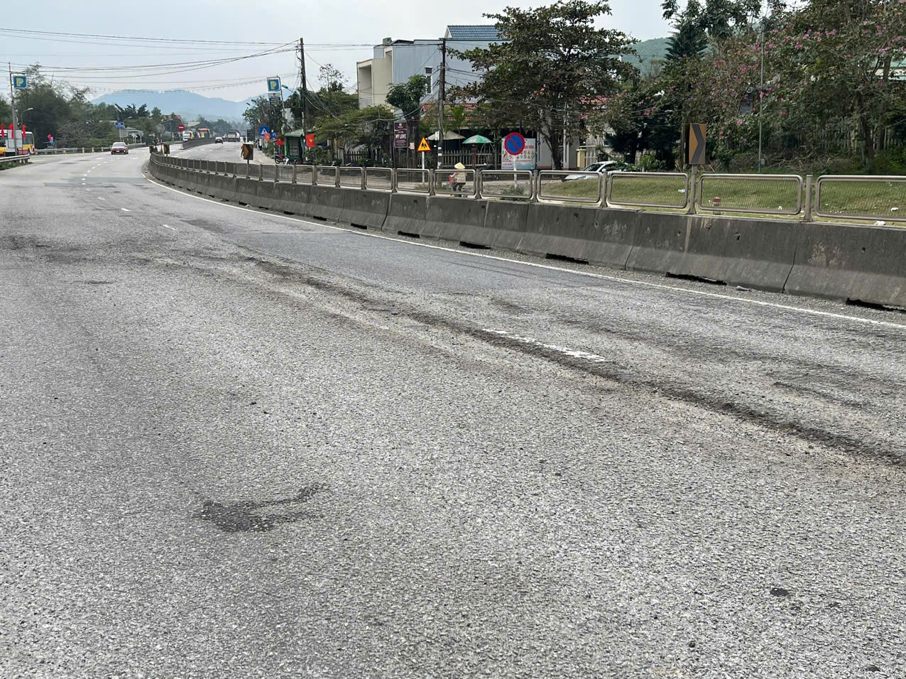 Nhiều đoạn mặt đường bị “phình” lên tạo thành sóng trâu, tiềm ẩn nguy cơ tai nạn. Ảnh: Thanh Nhật