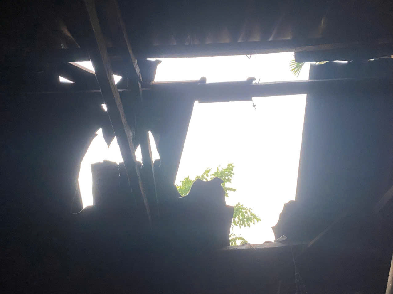 Nhiều nhà dân bị tốc mái sau trận giông lốc.