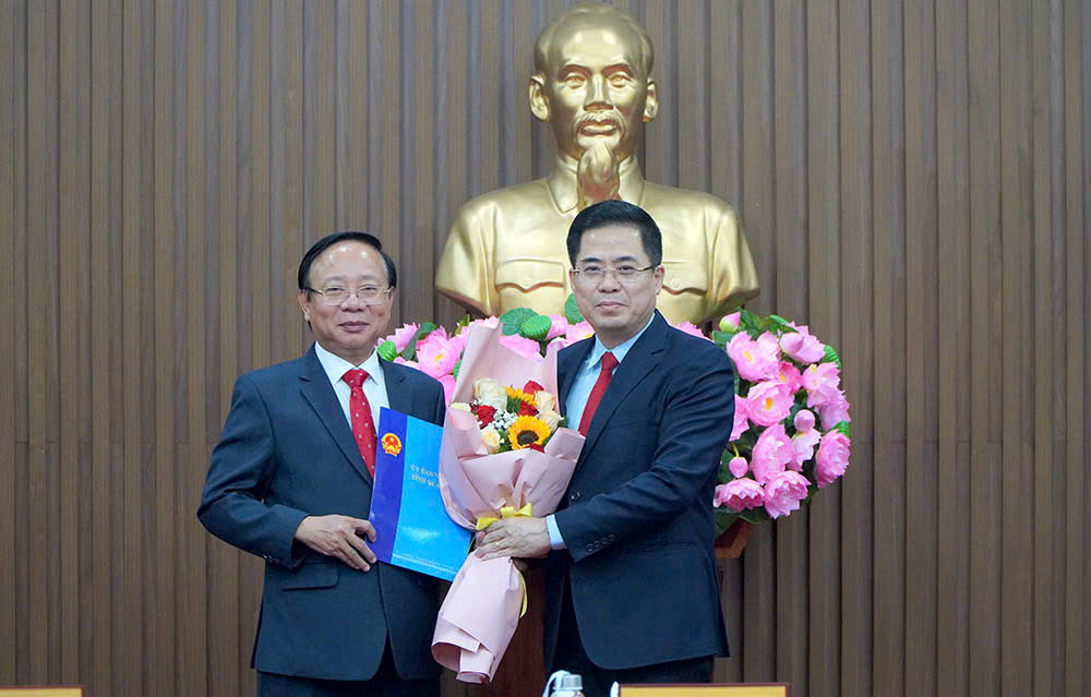 Chủ tịch UBND tỉnh Quảng Ngãi Nguyễn Hoàng Giang trao quyết định và tặng hoa chúc mừng Trưởng Ban quản lý KKT Dung Quất và các KCN Quảng Ngãi Lương Kim Sơn. Ảnh: Dương Nương Chủ tịch UBND tỉnh Quảng Ngãi Nguyễn Hoàng Giang trao quyết định và tặng hoa chúc mừng Trưởng Ban quản lý KKT Dung Quất và các KCN Quảng Ngãi Lương Kim Sơn. Ảnh: Dương Nương