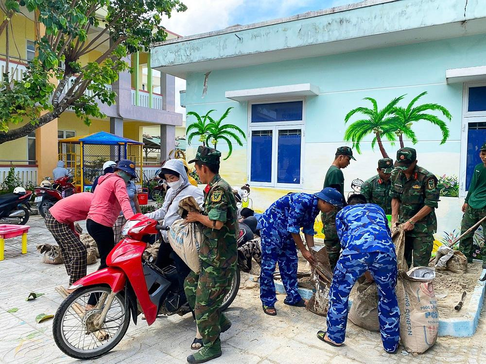 Theo ghi nhận PV chiều 25/9, trên địa bàn tỉnh Quảng Ngãi lặng gió, trời không mưa. Tuy nhiên, điều này càng khiến nhiều người dân lo lắng, vì theo kinh nghiệm của người xưa, “mưa lặng gió dừng” là dấu hiệu của bão lớn.