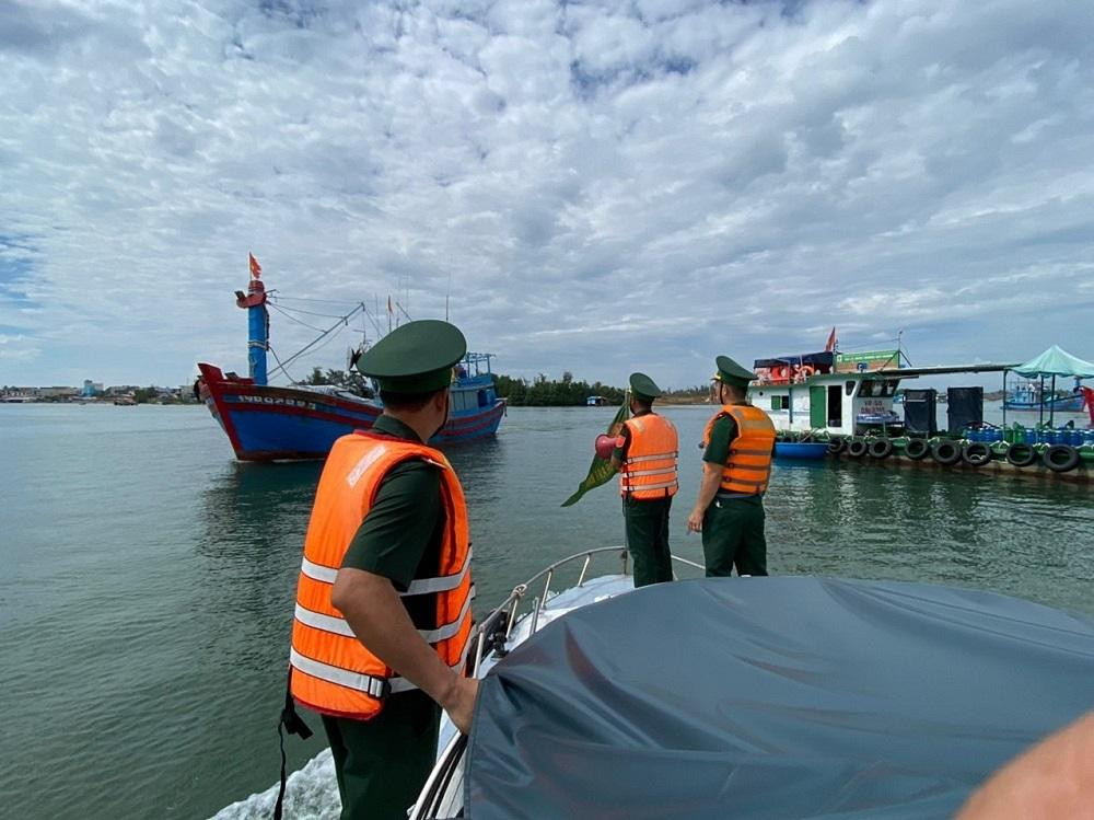 Theo đó, Chủ tịch UBND tỉnh Quảng Ngãi yêu cầu tất cả các đơn vị, địa phương, từ 7 giờ ngày 26/9, tạm hoãn tất cả các cuộc họp chưa cần thiết để tập trung công tác ứng phó bão Noru. Sở GD&amp;ĐT tỉnh triển khai các biện pháp đảm bảo an toàn cho học sinh, giáo viên, thông báo cho các cơ sở giáo dục cho học sinh, sinh viên nghỉ học kể từ 7 giờ ngày 27/9 cho đến khi có chỉ đạo của UBND tỉnh.