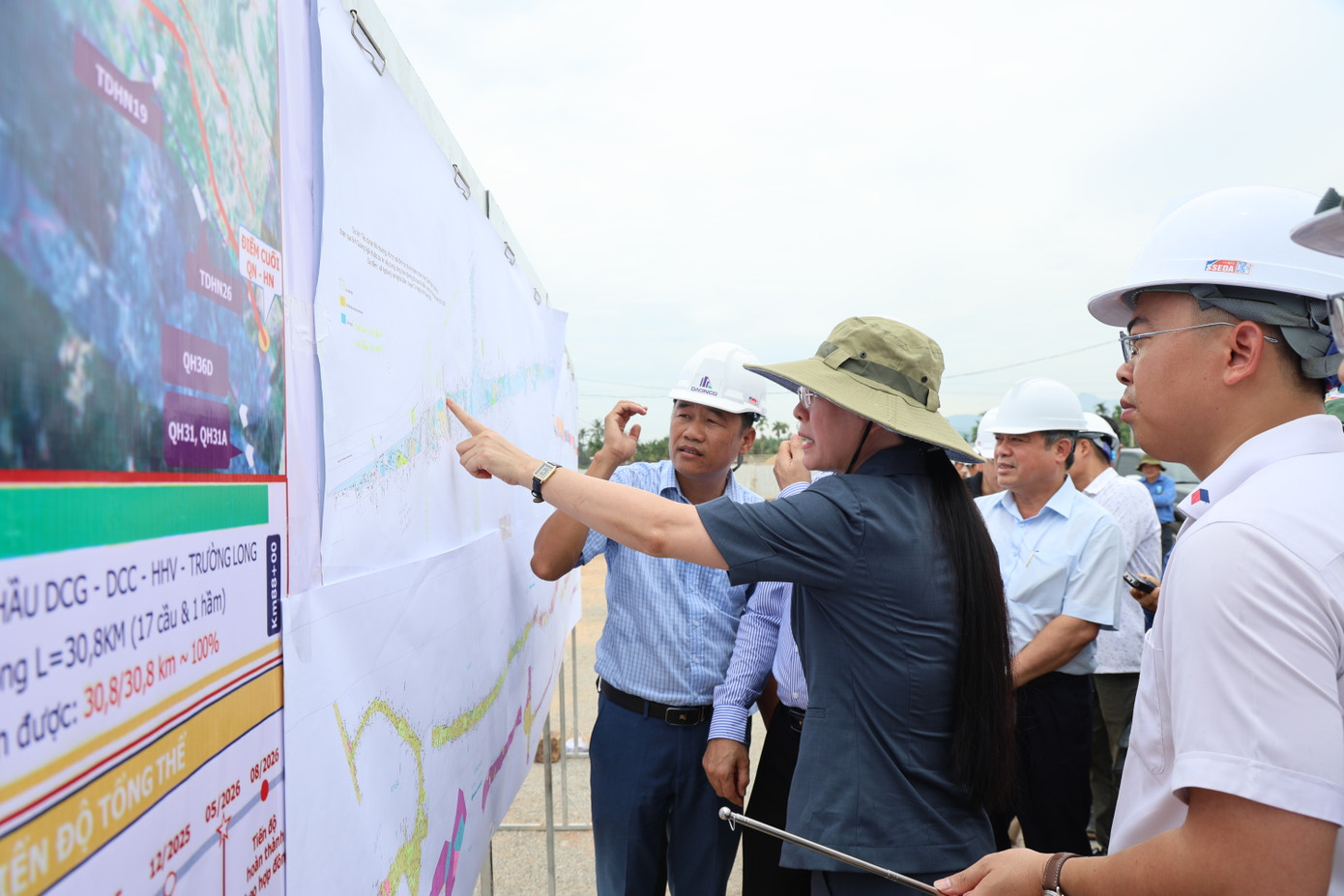 Bí thư Tỉnh ủy Quảng Ngãi Bùi Thị Quỳnh Vân đi kiểm tra thực tế hiện trường tại tuyến cao tốc Quảng Ngãi - Hoài Nhơn.