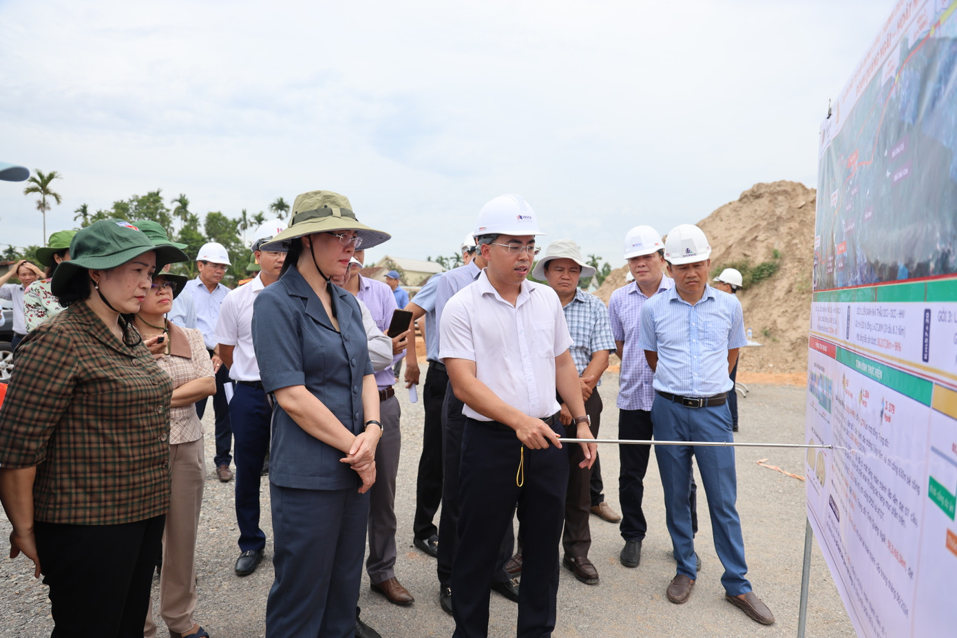 Mới đây, tại buổi kiểm tra thực tế hiện trường tại tuyến cao tốc, Bí thư Tỉnh ủy Quảng Ngãi Bùi Thị Quỳnh Vân khẳng định dứt khoát đến 30/6 phải hoàn thành bàn giao 100% mặt bằng cao tốc Quảng Ngãi - Hoài Nhơn như Thủ tướng đã chỉ đạo. Đây là trách nhiệm chính trị, uy tín của tỉnh với Trung ương.