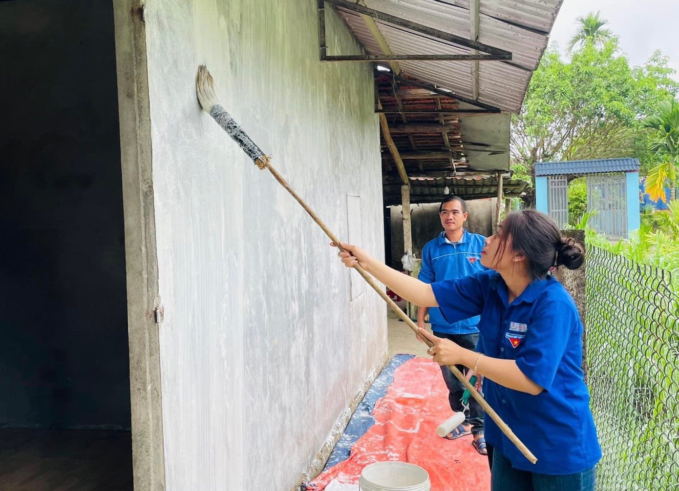 Đoàn viên thanh niên huyện Sơn Tịnh sơn, sửa nhà cho gia đình chị Nguyễn Thị Thủy.