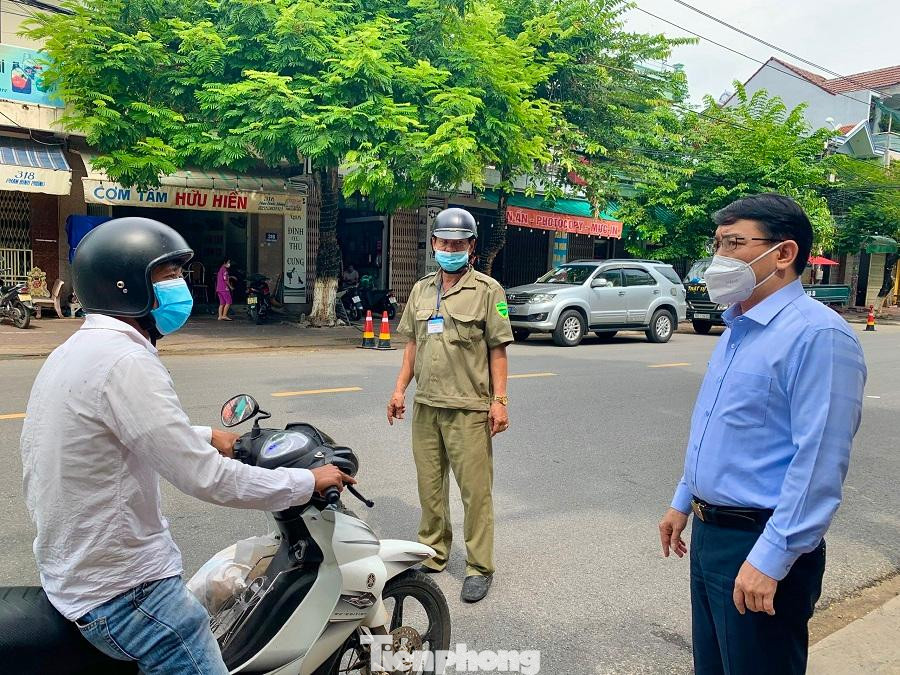 Chủ tịch UBND TP Quảng Ngãi Hà Hoàng Việt Phương (phía bên phải) thị sát, kiểm tra tại chốt kiểm soát ở đường Phan Đình Phùng, phường Chánh Lộ. Ảnh: Nguyễn Ngọc Chủ tịch UBND TP Quảng Ngãi Hà Hoàng Việt Phương (phía bên phải) thị sát, kiểm tra tại chốt kiểm soát ở đường Phan Đình Phùng, phường Chánh Lộ. Ảnh: Nguyễn Ngọc
