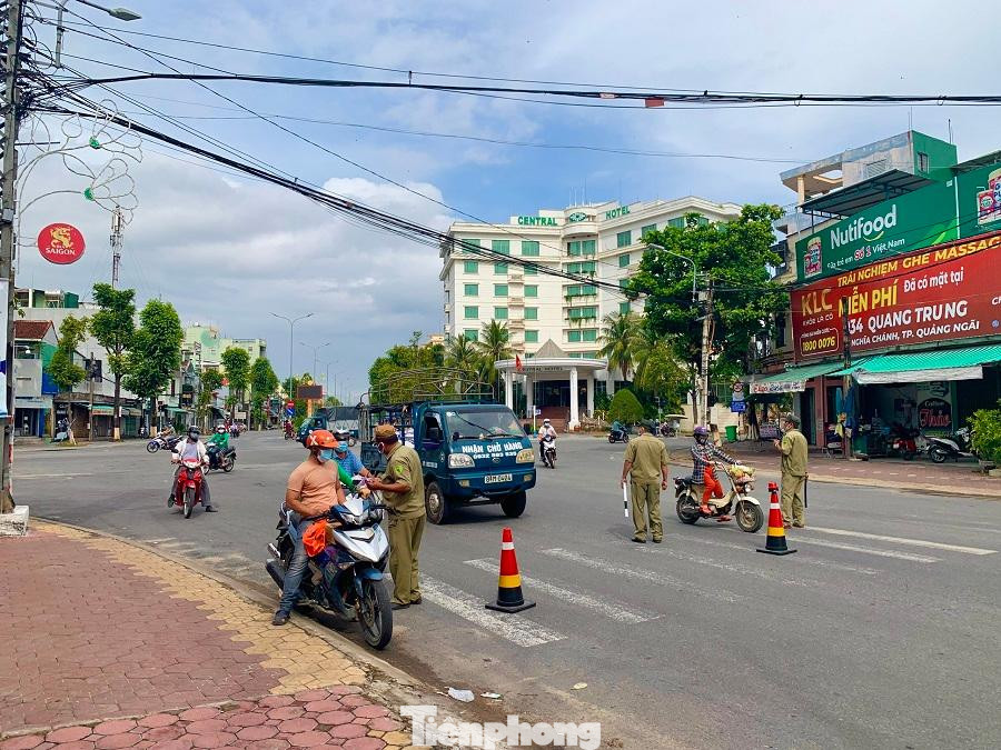 TP Quảng Ngãi đã cho lập 23 chốt kiểm soát trong nội thành, nhằm kiểm tra và hạn chế những trường hợp ra đường không cần thiết. Ảnh: Nguyễn Ngọc TP Quảng Ngãi đã cho lập 23 chốt kiểm soát trong nội thành, nhằm kiểm tra và hạn chế những trường hợp ra đường không cần thiết. Ảnh: Nguyễn Ngọc