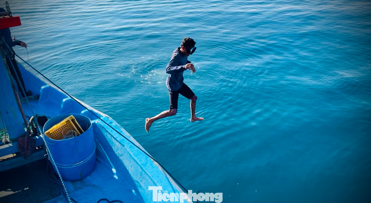 Khi lưới chưa rút kịp, để ngăn cá thoát ra khỏi vòng vây, ngư dân dùng mọi cách để đuổi cá về phía khác.