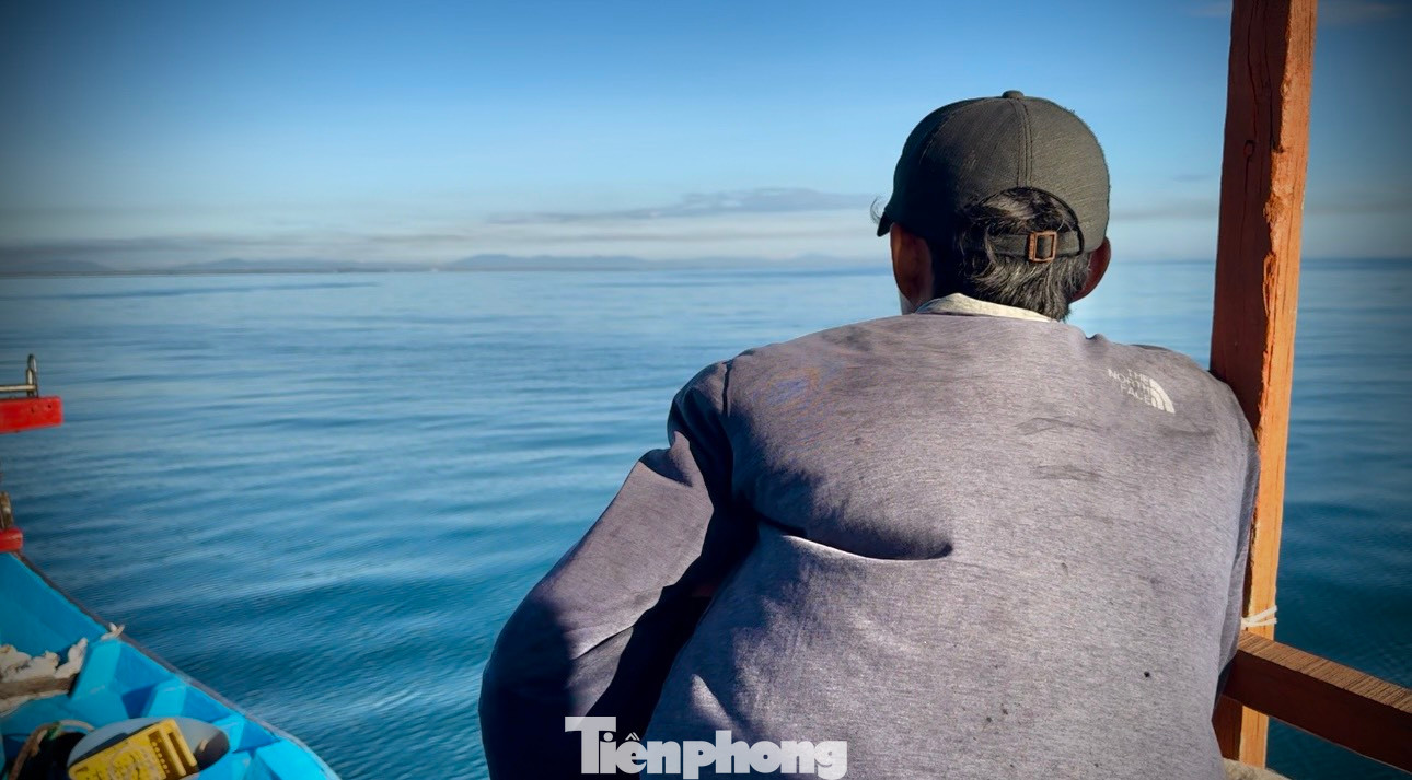 Sau khi rời bến, ngư dân điều khiển tàu cá chạy quanh các khu vực biển cách bờ chừng 5 hải lý (9 km) để săn, tìm luồng cá.